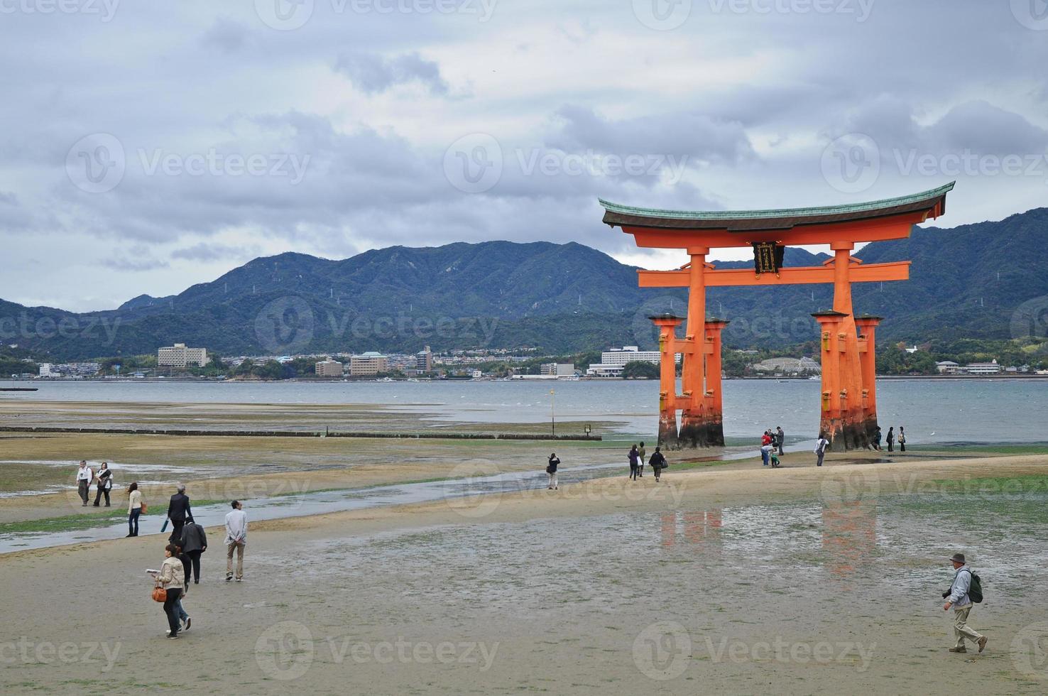 portão sagrado vermelho de miyajima na areia em hiroshima japão foto