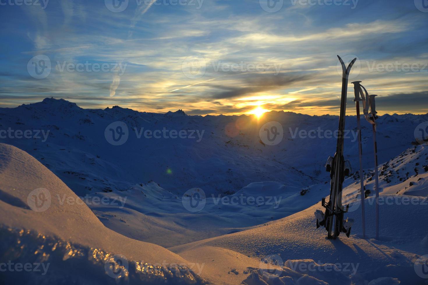 montanha neve esqui pôr do sol foto