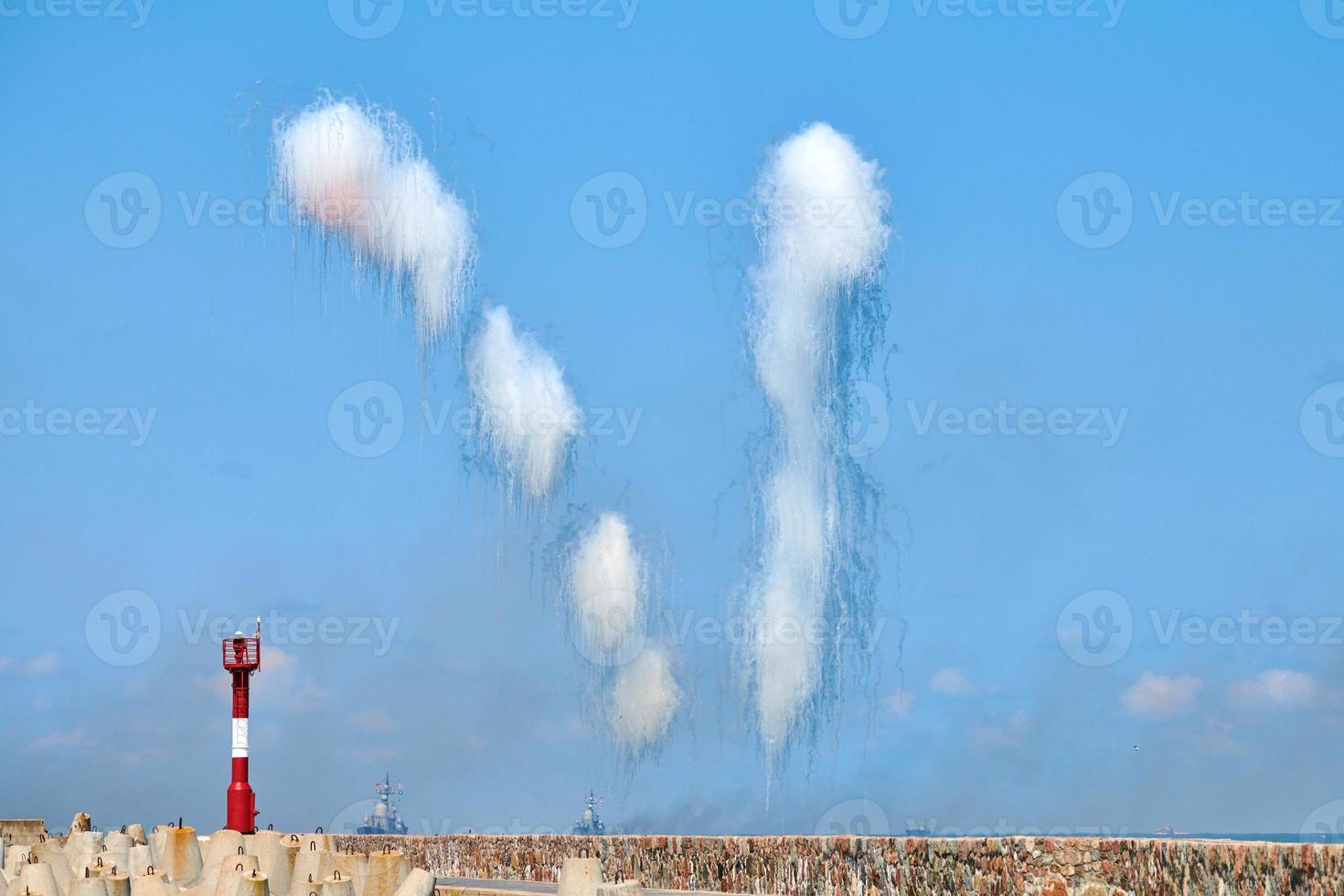 nuvens brancas de fibra de carbono no céu azul escondendo destróieres navais de mísseis antinavio, show militar foto