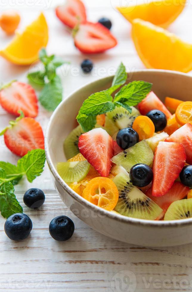 salada de frutas frescas saudável em uma tigela foto