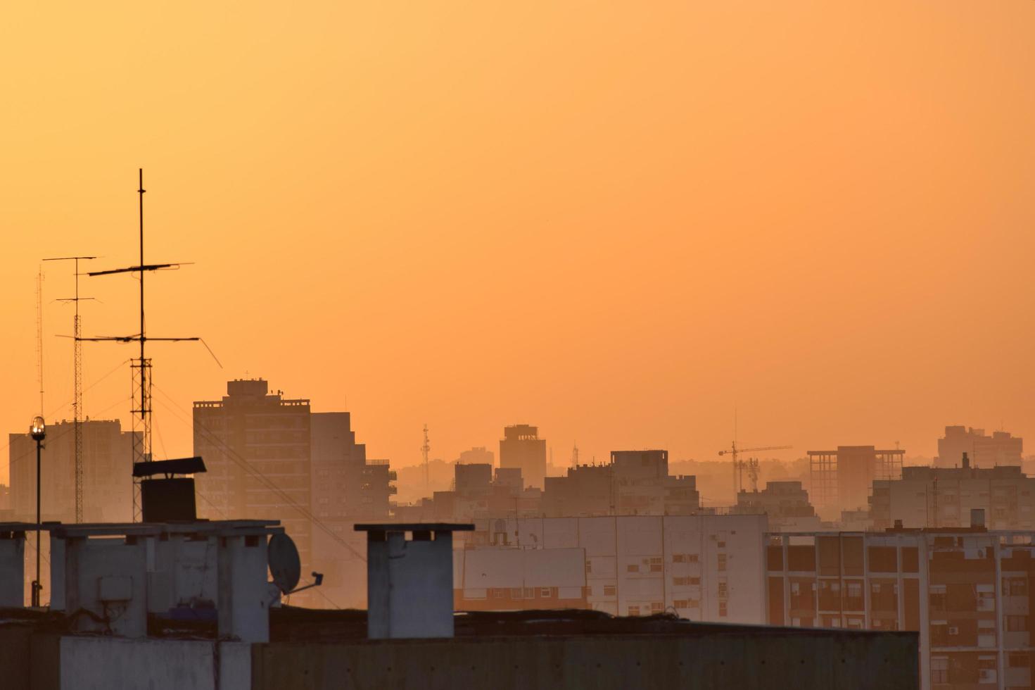 pôr do sol na cidade de buenos aires, argentina foto