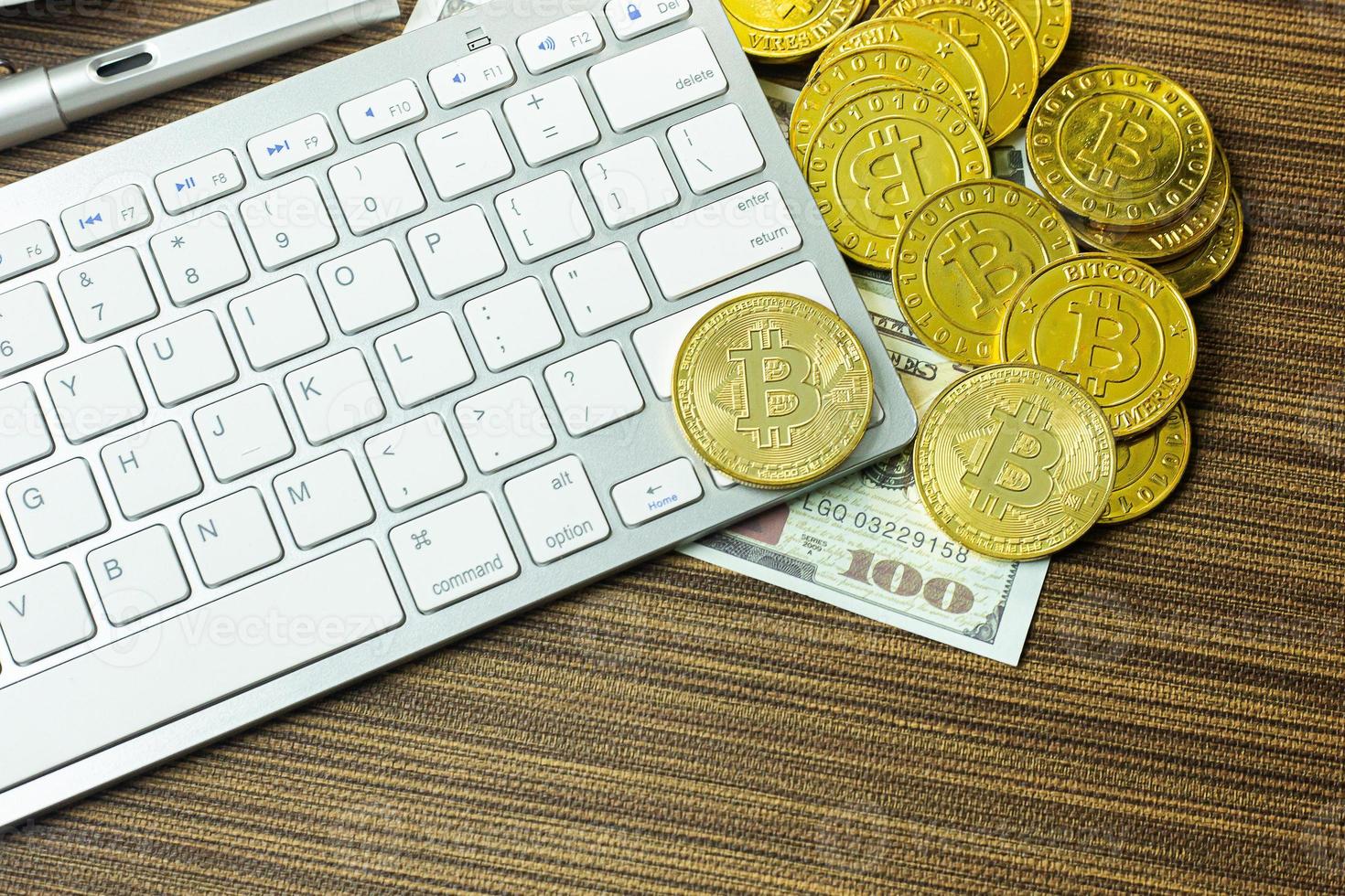moeda bitcoin no teclado prateado para conteúdo de criptomoeda. foto