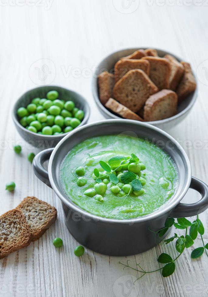 sopa de legumes fresca feita de ervilhas verdes foto