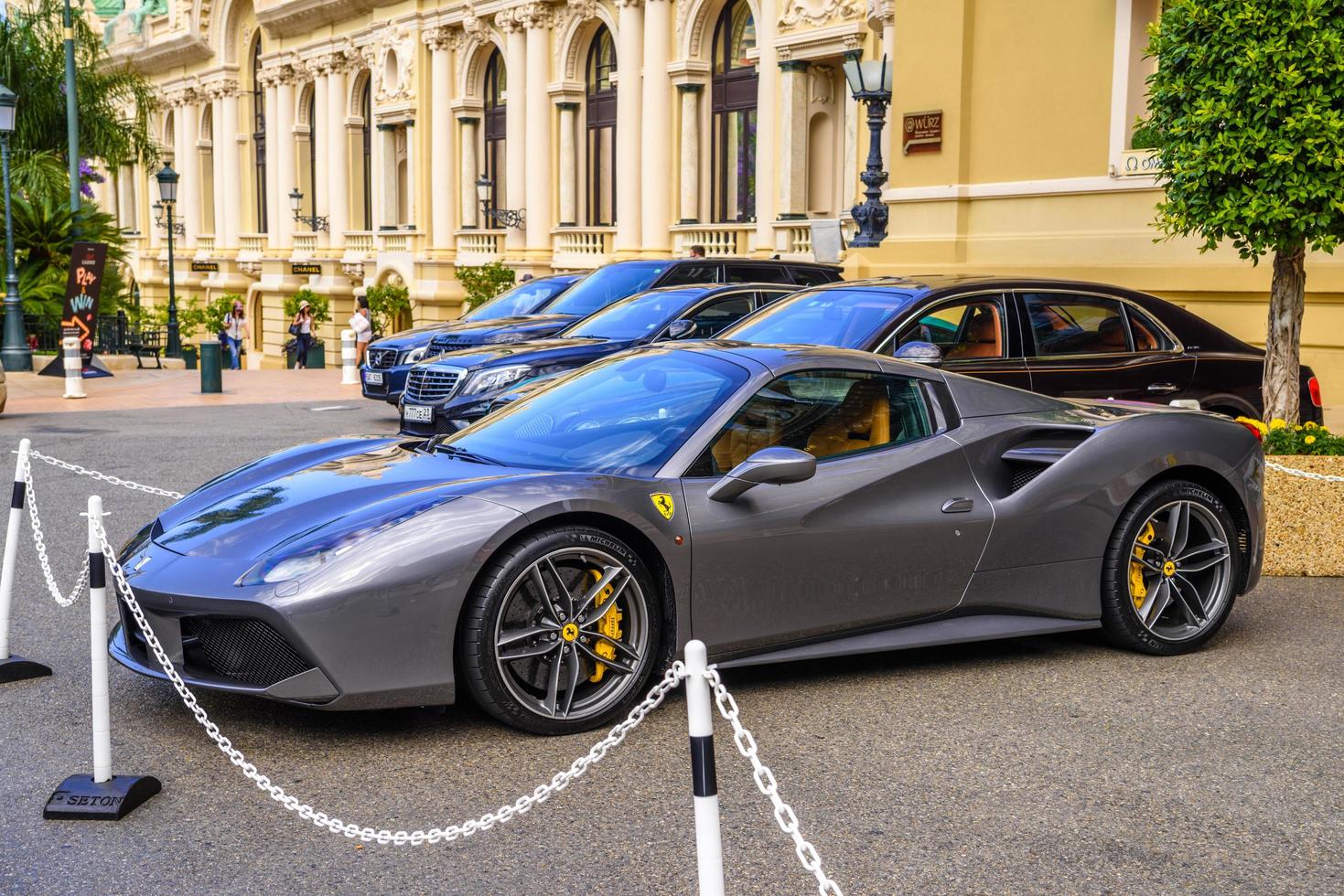 monte-carlo, mônaco - junho de 2017 cinza ferrari 488 tipo f142m em la condamine, monte-carlo, mônaco, cote d'azur, riviera francesa foto