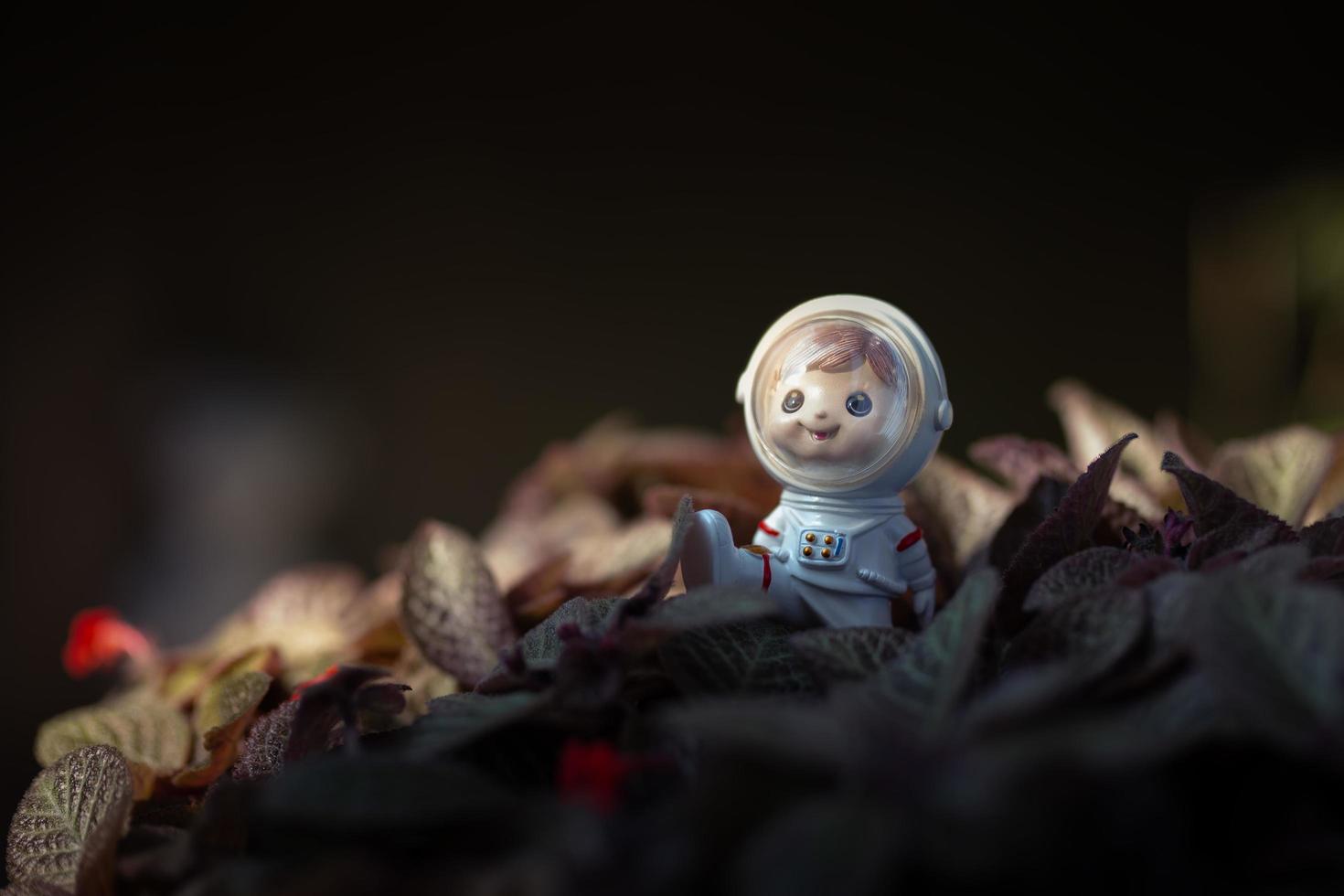 boneco menino em traje espacial foto