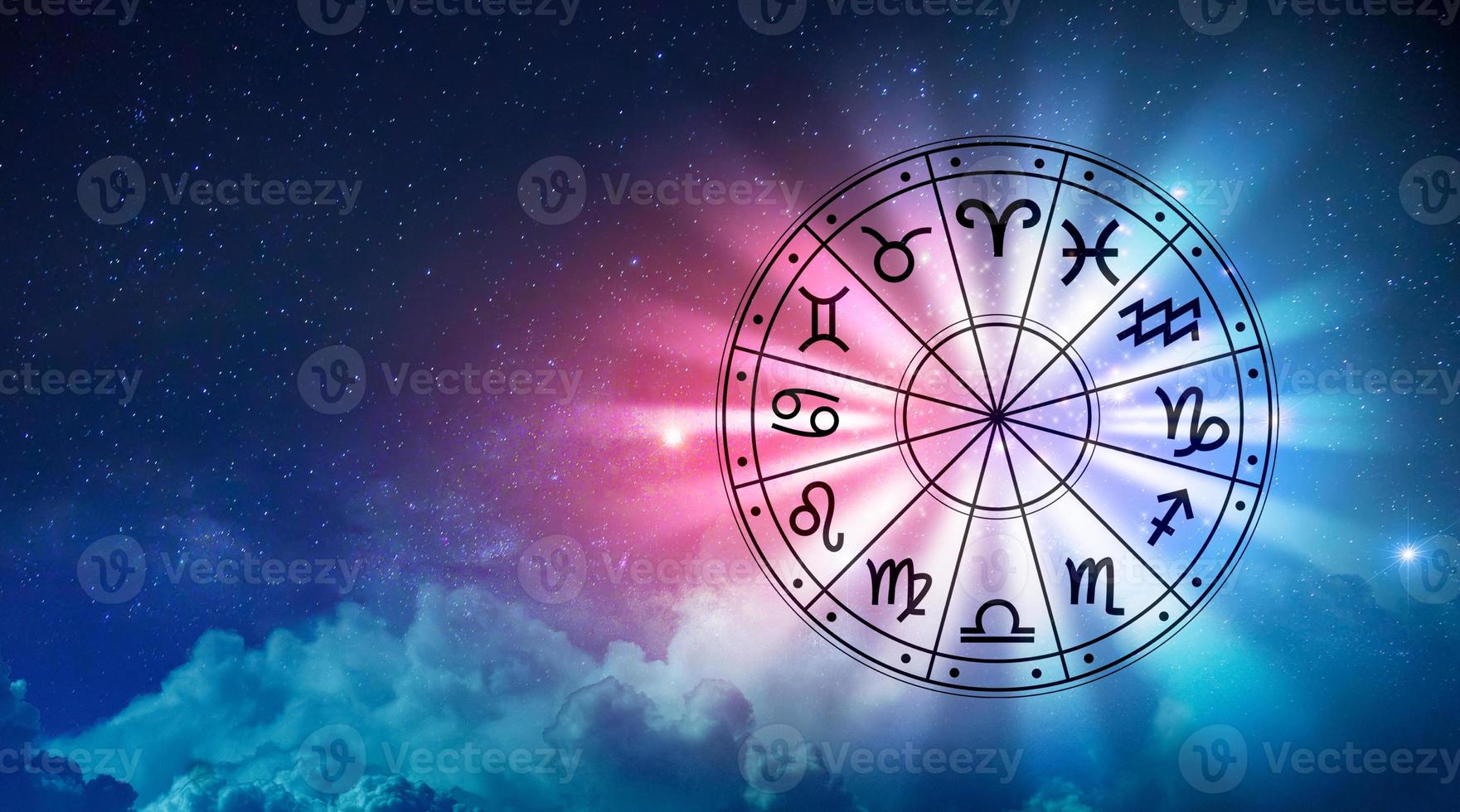 signos do zodíaco dentro do círculo do horóscopo. astrologia no céu com muitas estrelas e luas astrologia e horóscopos conceito foto