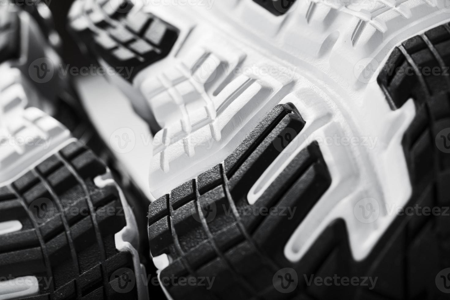 a sola dos tênis esportivos para correr em close-up preto e branco foto