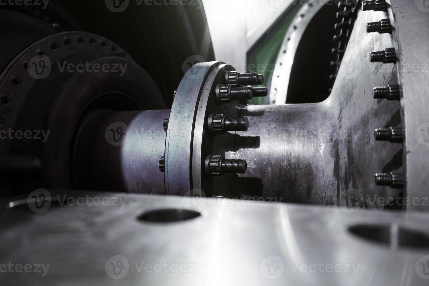 uma turbina a gás com um rotor de compressor e uma metade de acoplamento aparafusada foto