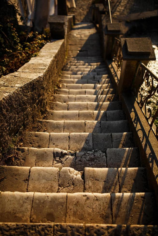 escadas e parede de pedra de seixo. belas escadas de pedra e parede de pedra com degraus de cimento, arquitetura de materiais naturais c foto