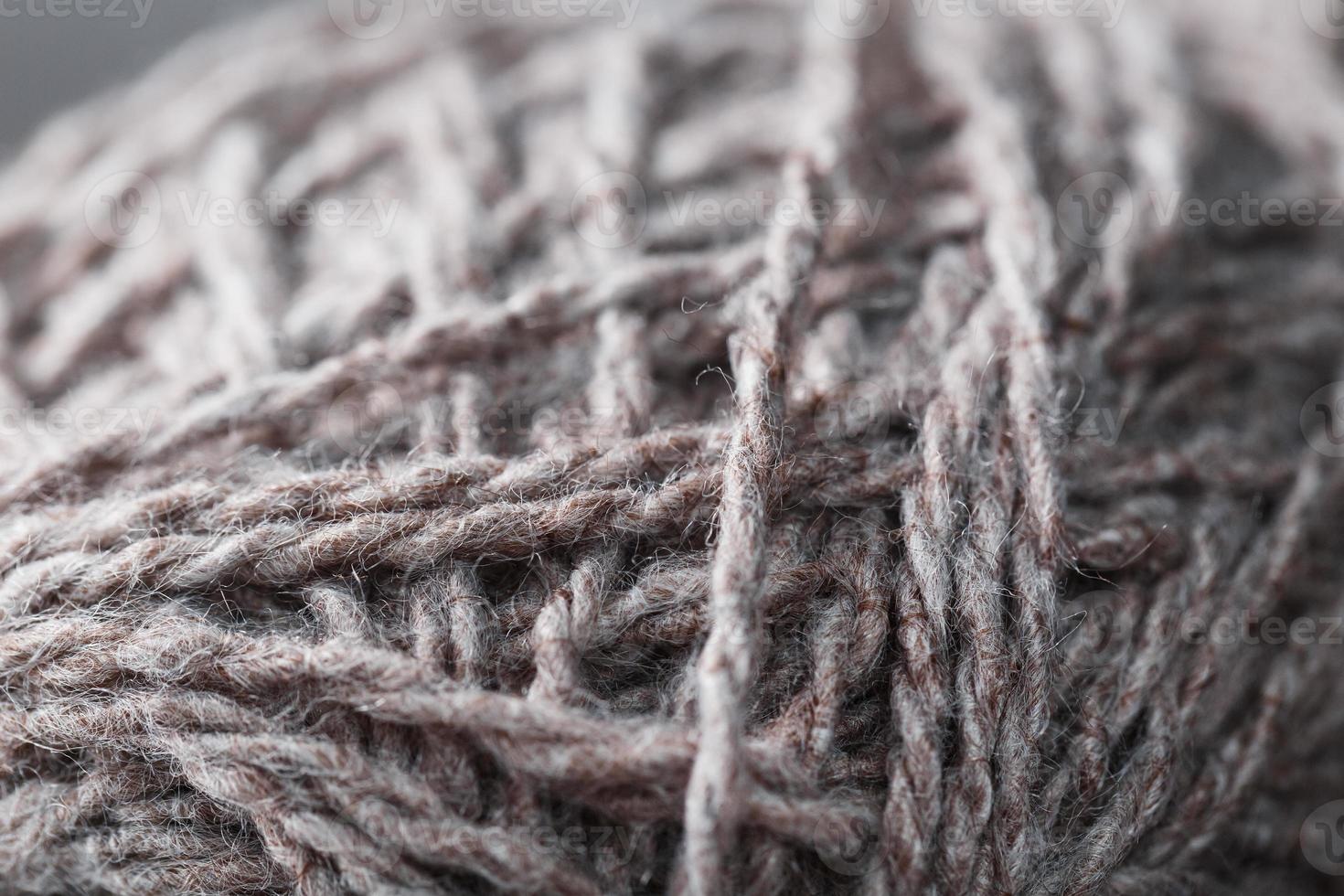 bolas de fios de lã marrom feitos de lã natural. foto