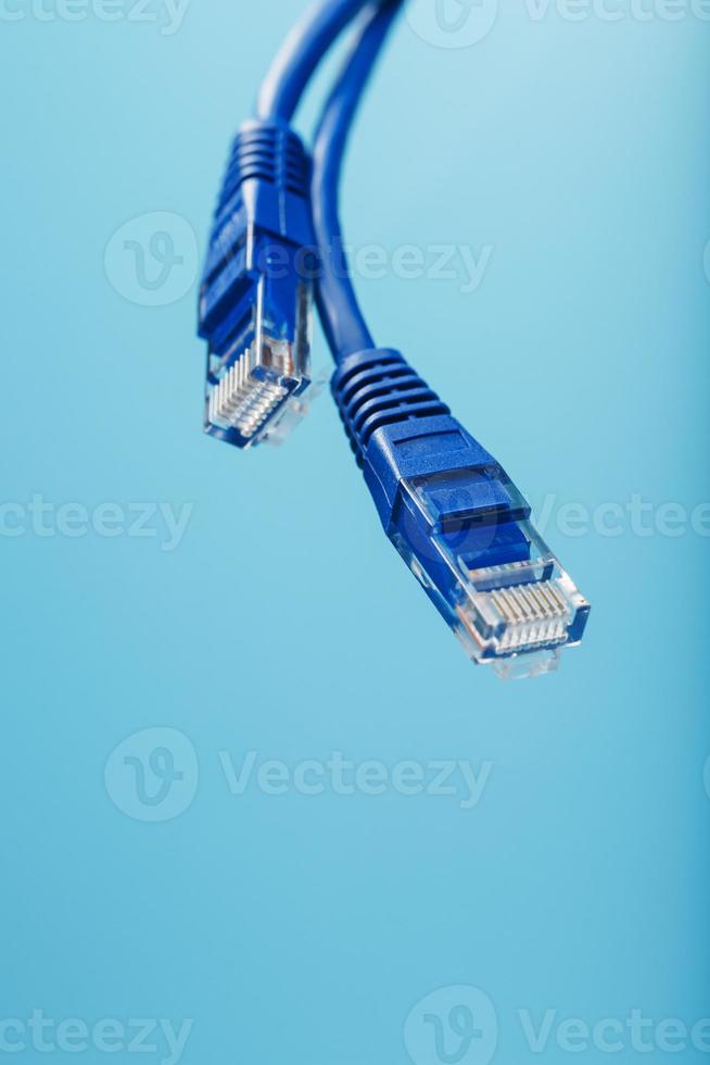cabo de remendo de cabo ethernet azul em um fundo azul com espaço livre foto
