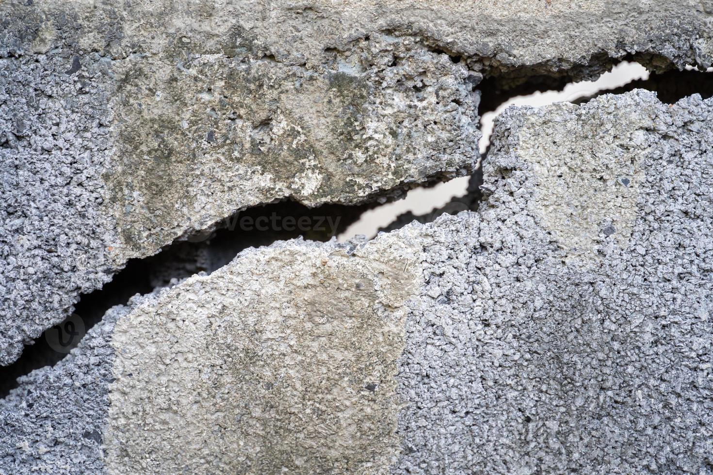 telhado de teto danificado pela água em uma casa velha. interior do edifício de danos causados pela água. casa do teto quebrada. rachadura de concreto do teto e expôs a estrutura da barra de aço enferrujada. foto