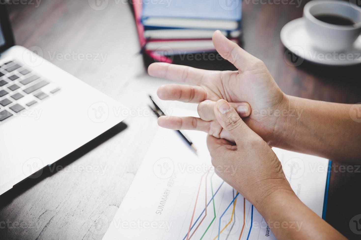 pessoa com artrite, dor de mulher dedo de trabalhar no escritório. síndrome do escritório conceito dor na mão por doença ocupacional, mulher com dor no pulso por usar computador portátil, dor no pulso. foto