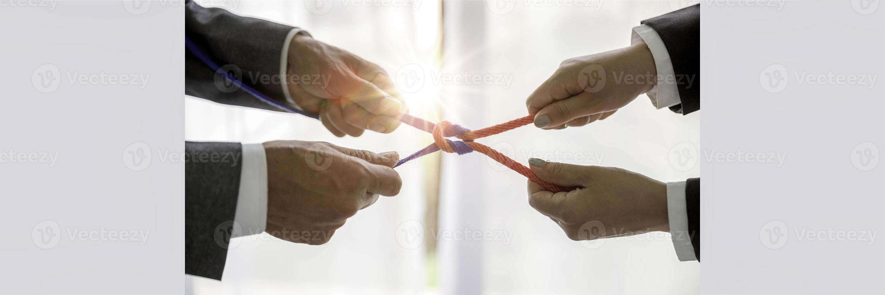 equipe de empresário de trabalho em equipe, pessoas da equipe mantêm parceria de corda, cooperação, conceito. banner com espaço de cópia foto