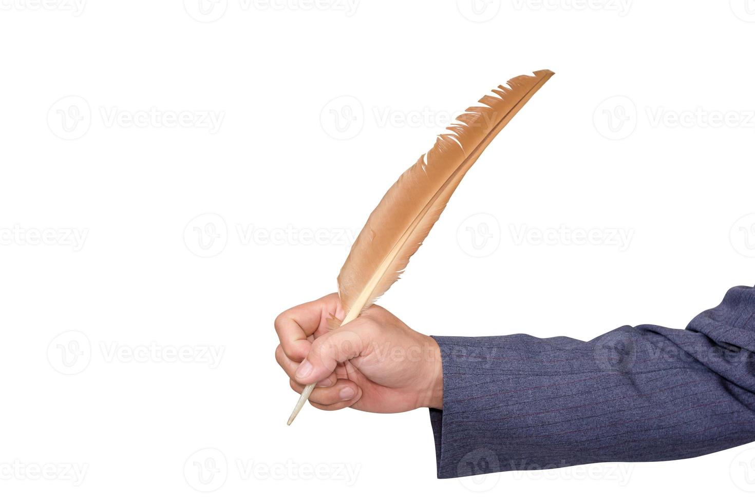 mão segurando a caneta de pena branca sobre isolado no fundo branco foto