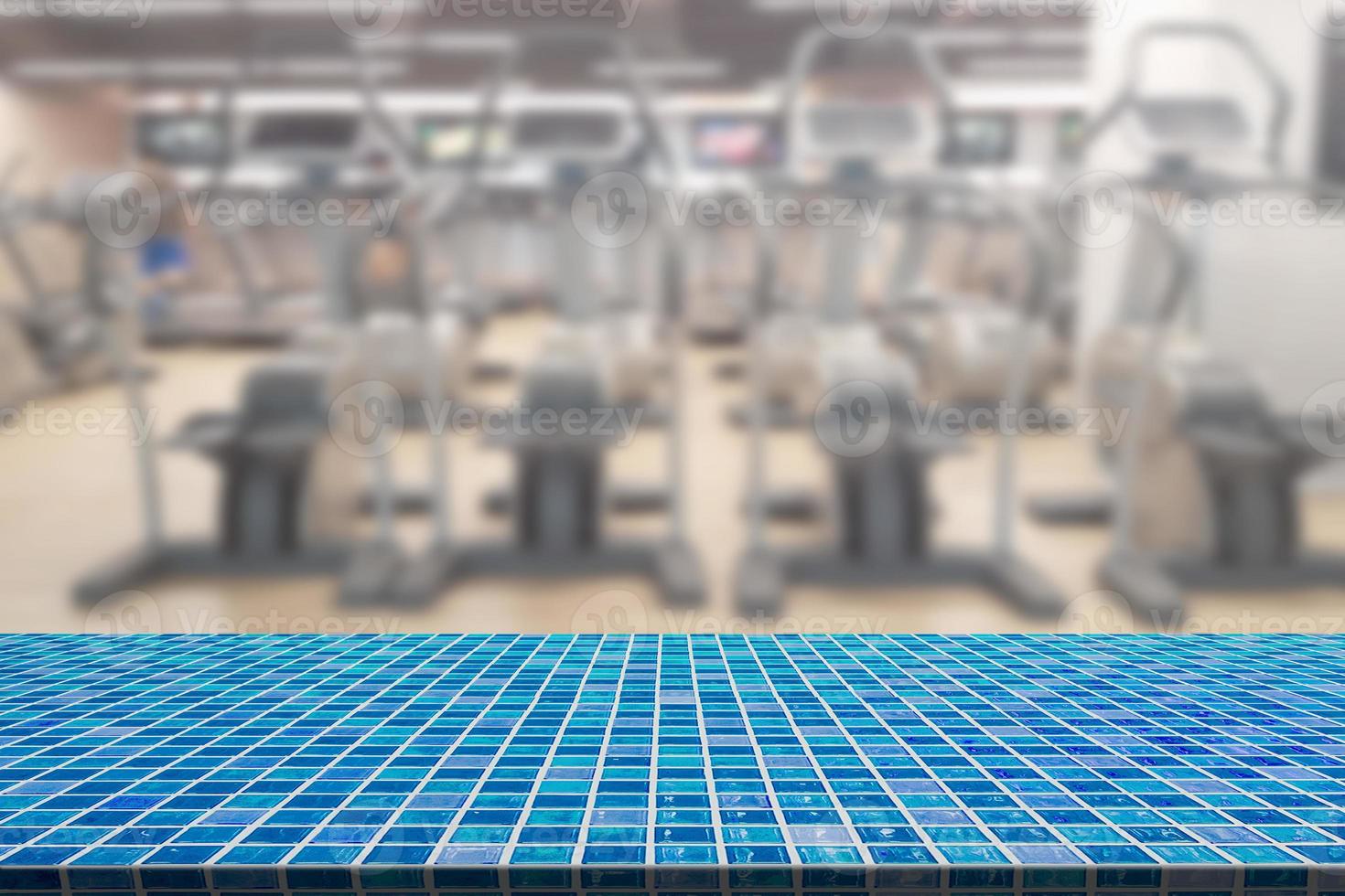 mesa de mosaico com fundo de equipamento de ginásio de fitness desfocado foto