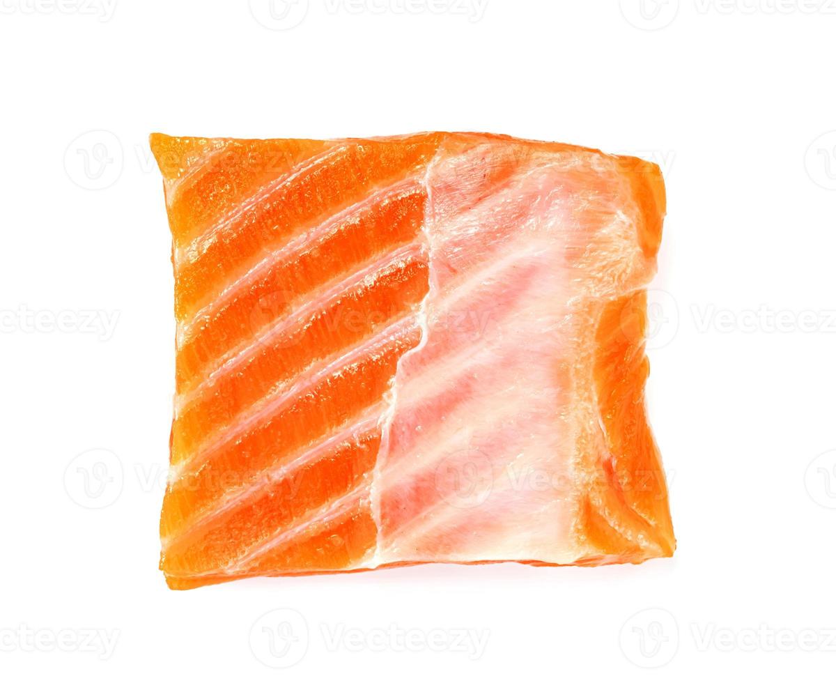 pedaço de filé de salmão fresco fatiado isolado no fundo branco foto