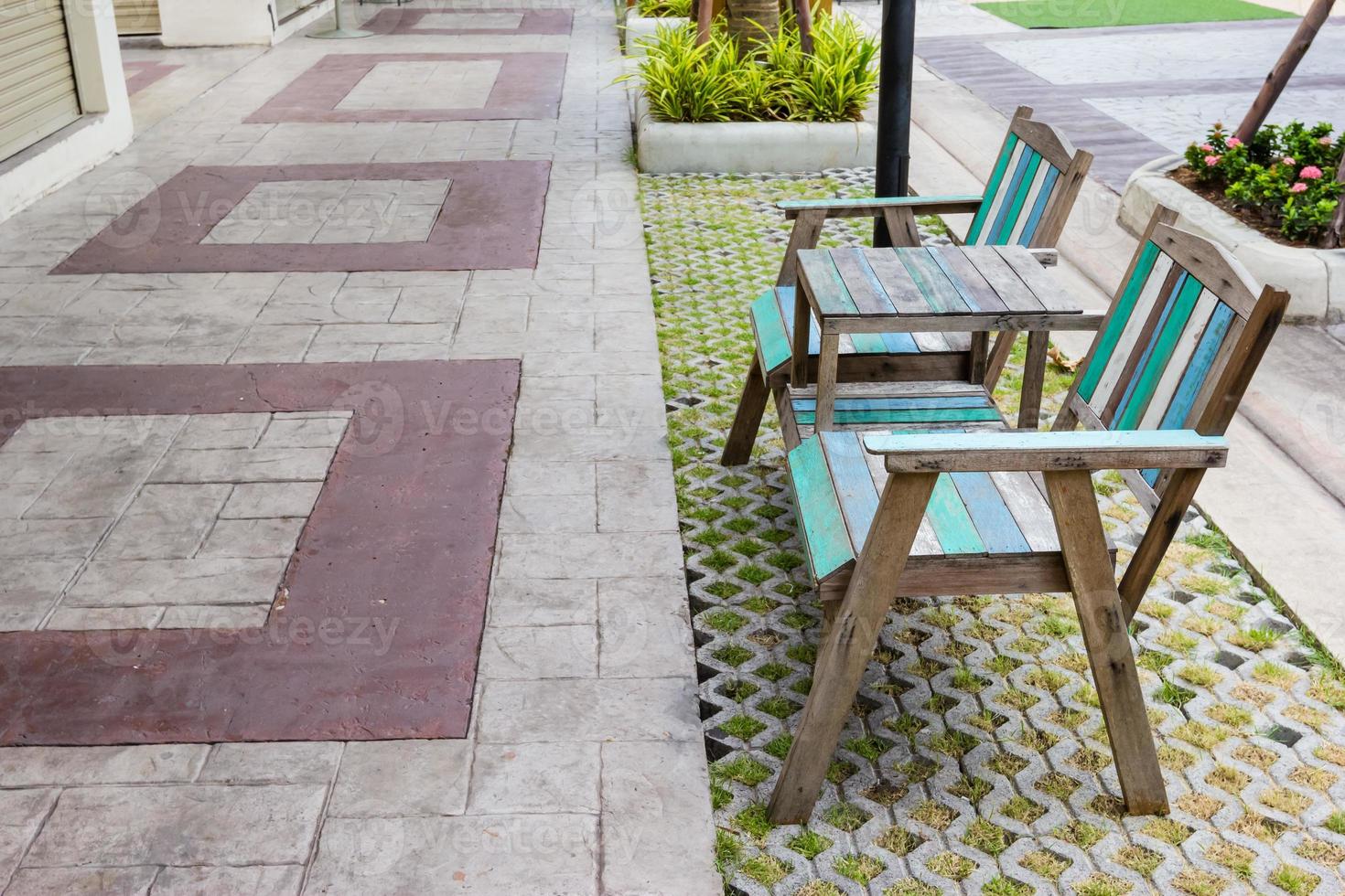 cadeiras de madeira velhas ao ar livre com piso de tijolos foto