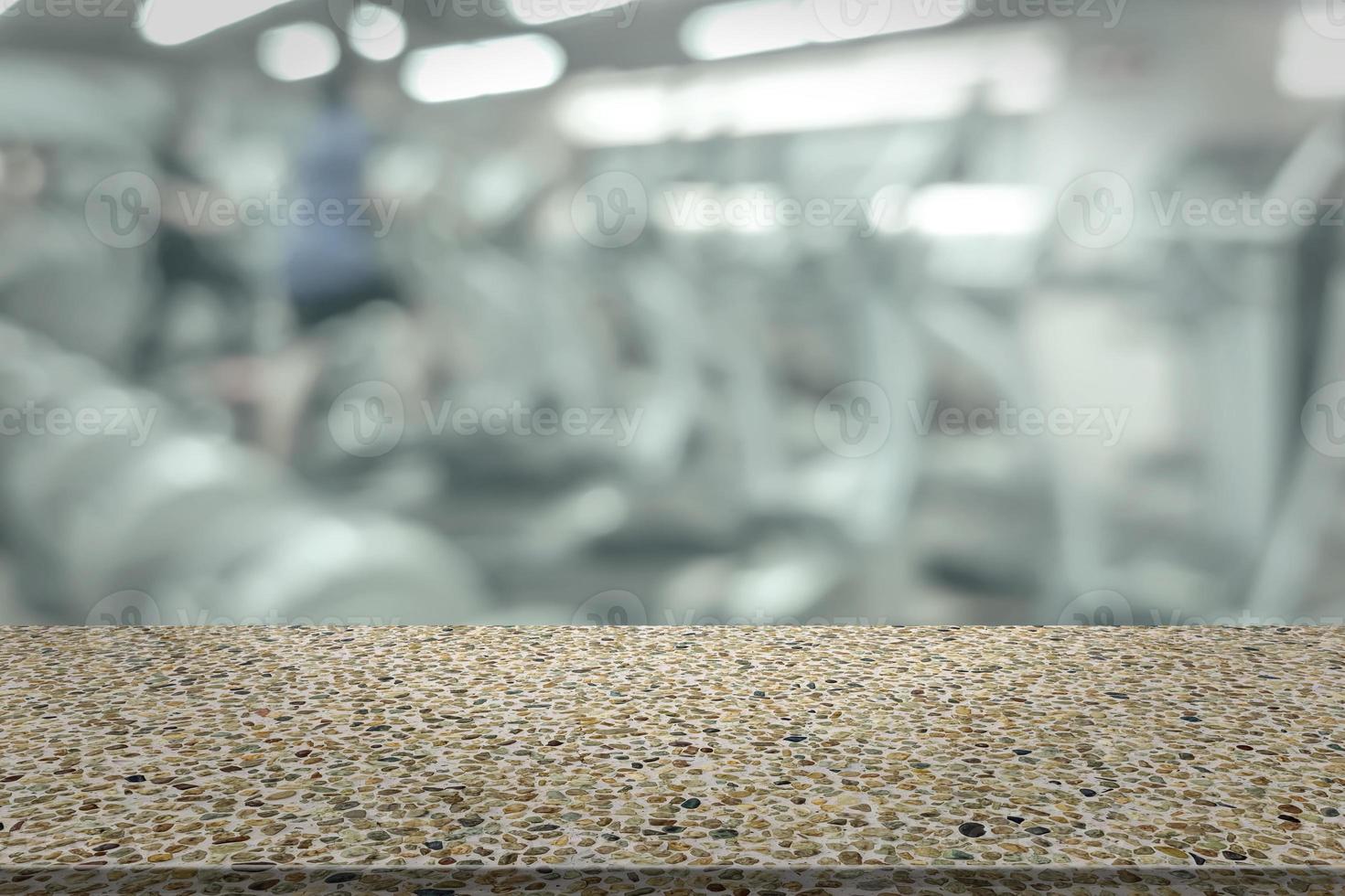 mesa de pedra com fundo de equipamento de ginásio de fitness desfocado foto