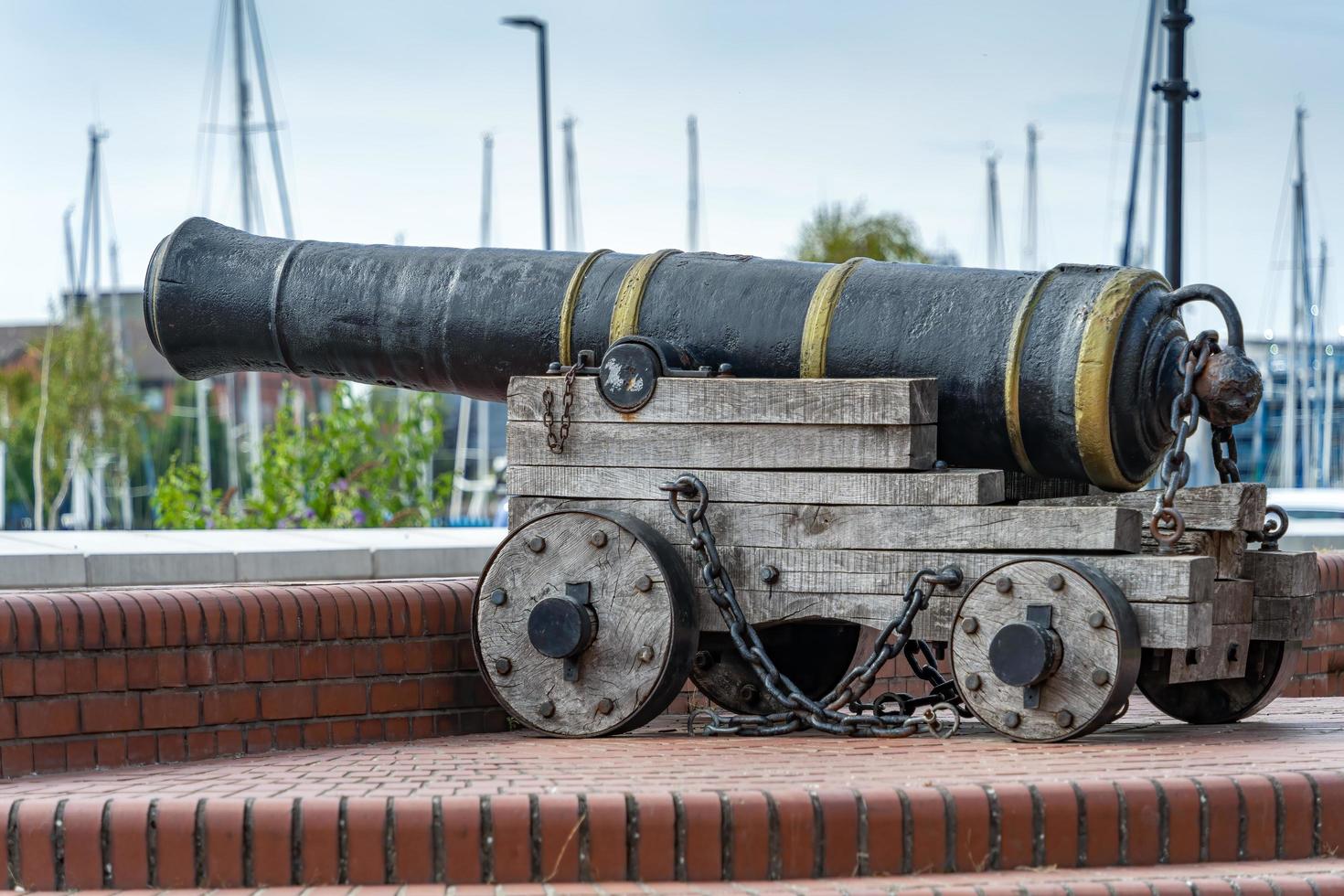 kingston upon hull, yorkshire, reino unido - 17 de julho velho canhão com vista para a marina em kingston upon hull em 17 de julho de 2022 foto