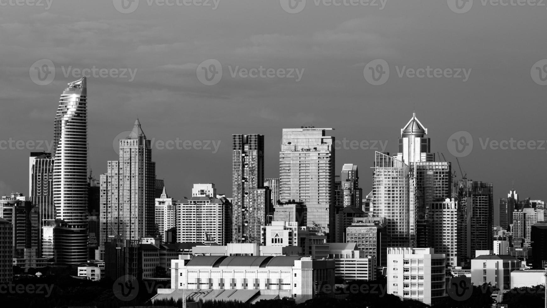 edifício moderno no distrito de negócios na cidade de bangkok, tailândia. tom preto e branco foto