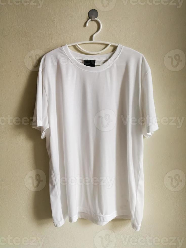 camiseta em branco pendurada na parede. foto
