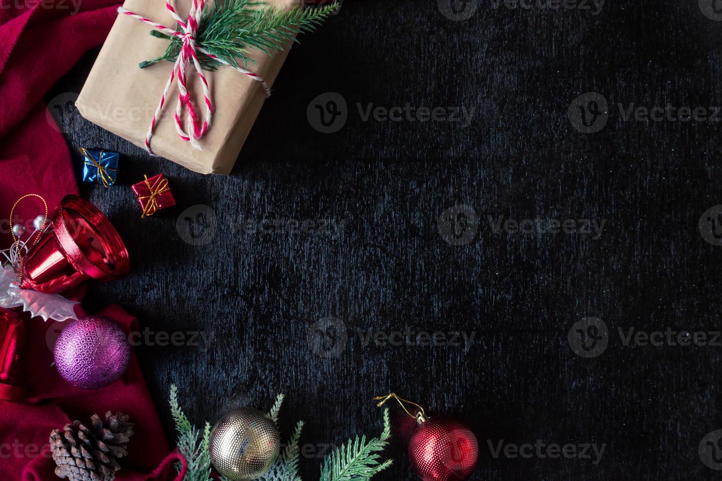 vista superior das decorações de natal em fundo preto. espaço livre para texto foto