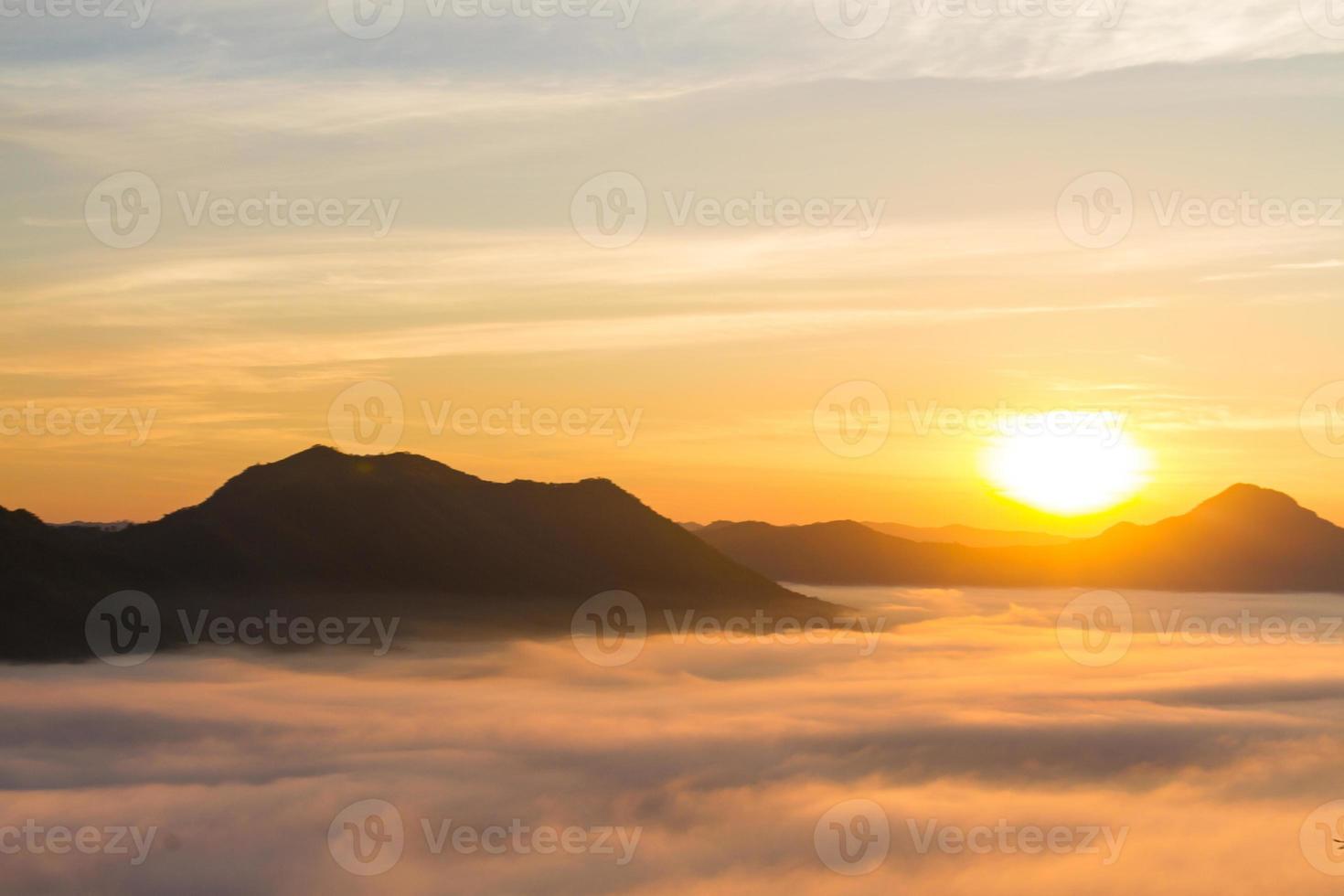bela paisagem com montanhas, névoa e sol da manhã. fundo de viagem. foto