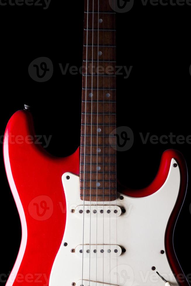 close-up de guitarra elétrica em fundo preto. foto