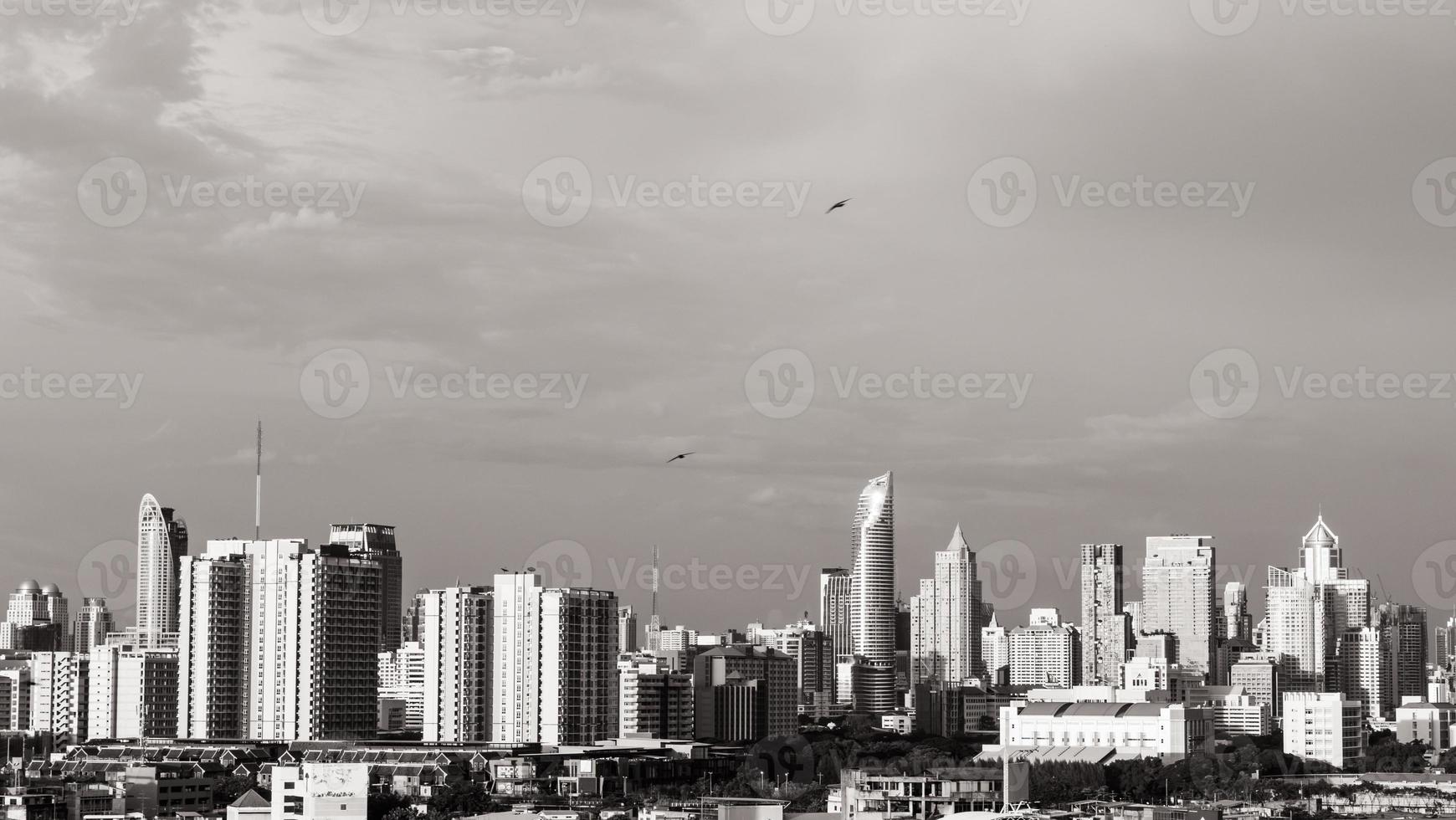 edifício moderno no distrito de negócios na cidade de bangkok, tailândia. tom preto e branco foto