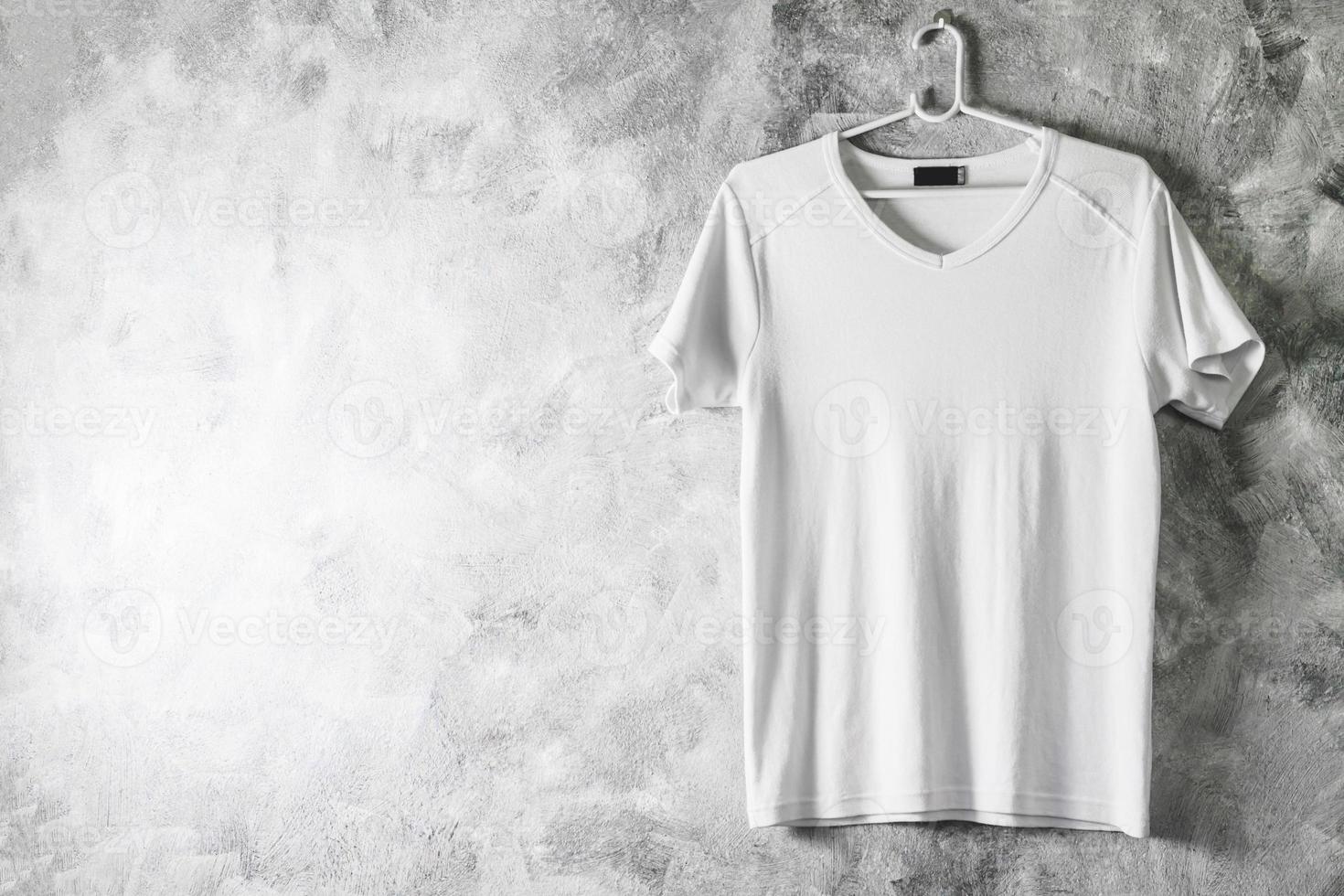 camiseta branca em branco sobre fundo grunge. espaço livre para texto foto