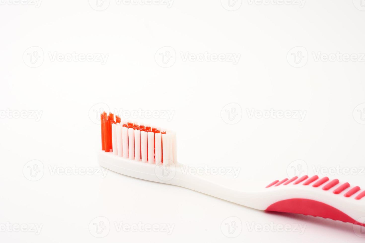 close-up de escova de dentes em um fundo branco. foto