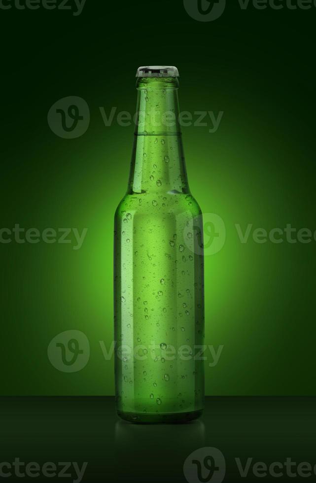 renderização 3D. garrafa de cerveja verde única sem designação de marca. garrafa de vidro cheia coberta com gotas de água contra o fundo verde iluminado. bebidas alcoólicas e conceito de refresco foto