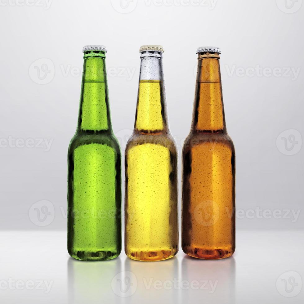garrafa de cerveja com gotas de água no estúdio de quarto para publicidade foto