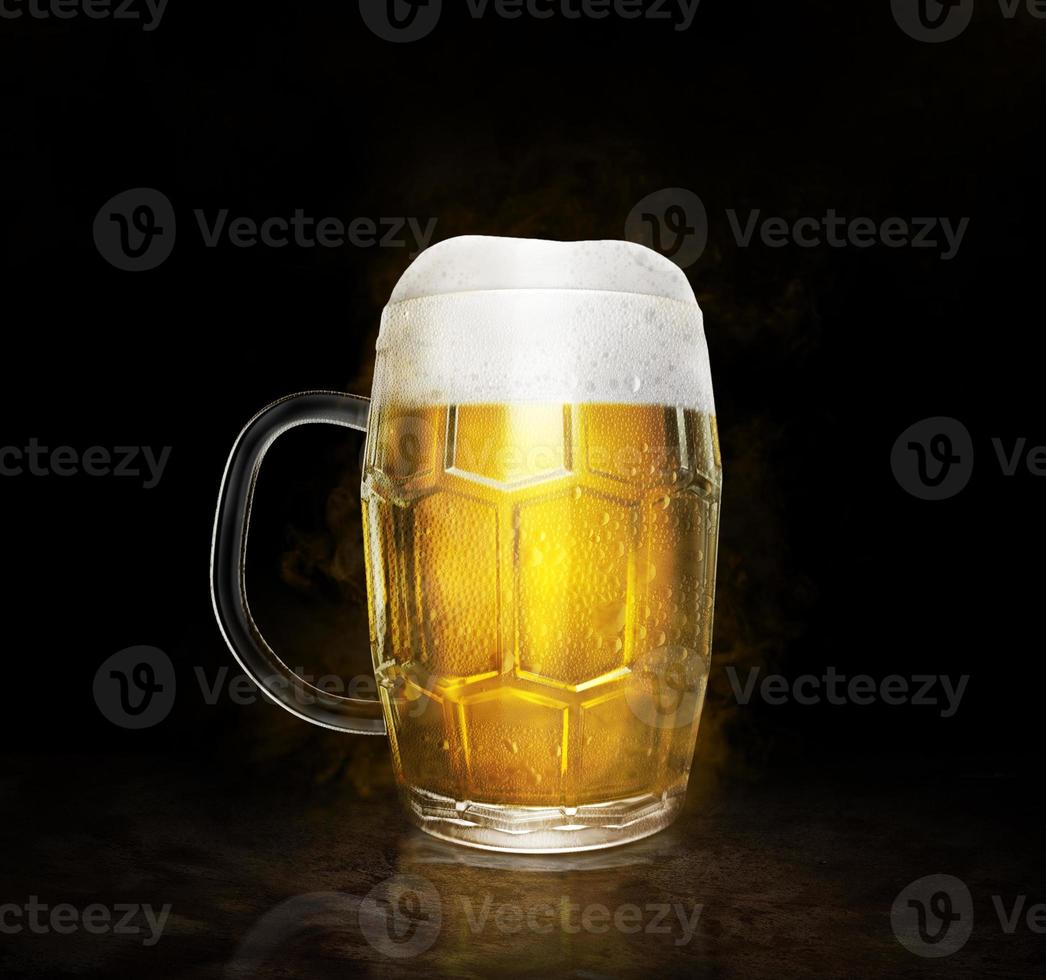 garrafa de cerveja verde sobre um fundo branco. renderização 3D foto