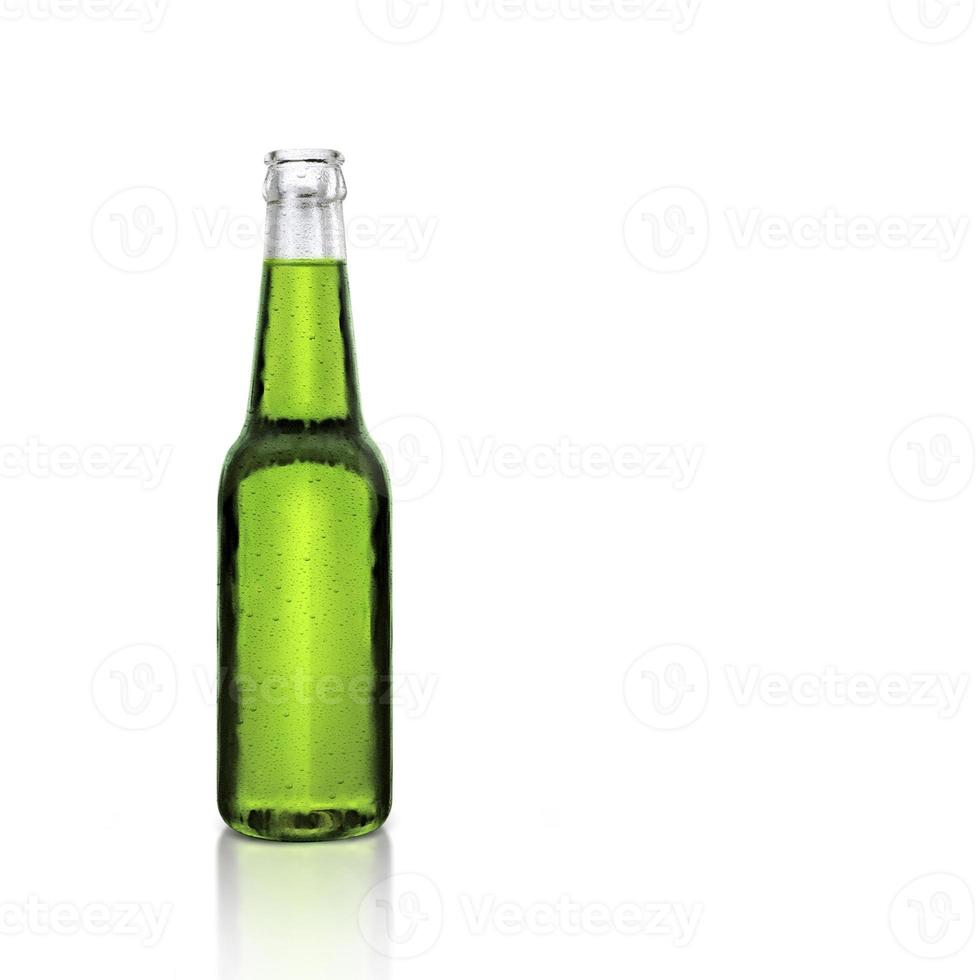 garrafa de cerveja aberta recentemente no fundo branco. renderização 3D foto