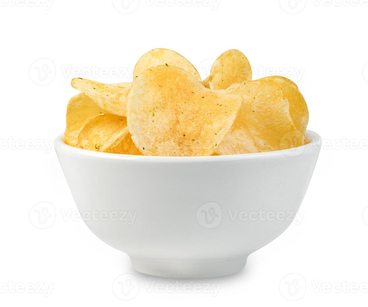 batatas fritas em tigela isoladas no fundo branco, incluem traçado de recorte foto