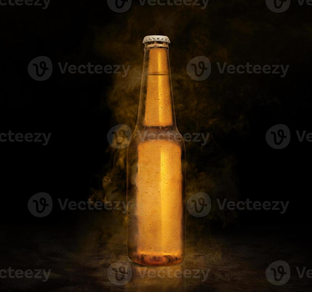 garrafa de cerveja com gotas de água no fundo preto de fumaça de cor marrom foto