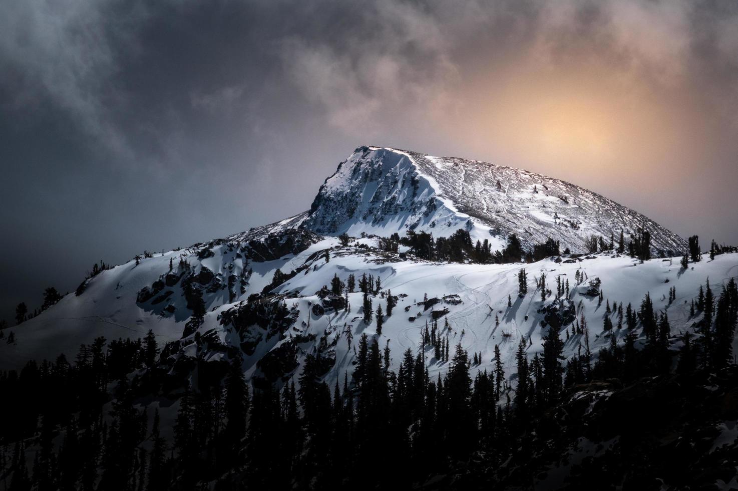 nascer do sol sobre um pico nevado na bela floresta nacional de tahoe, no norte da califórnia. foto