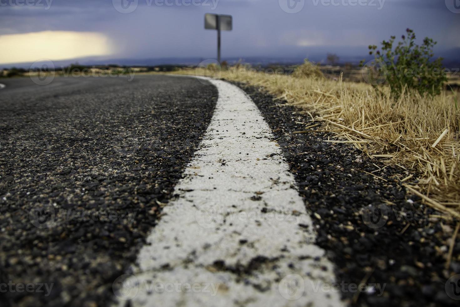 linha branca na estrada foto