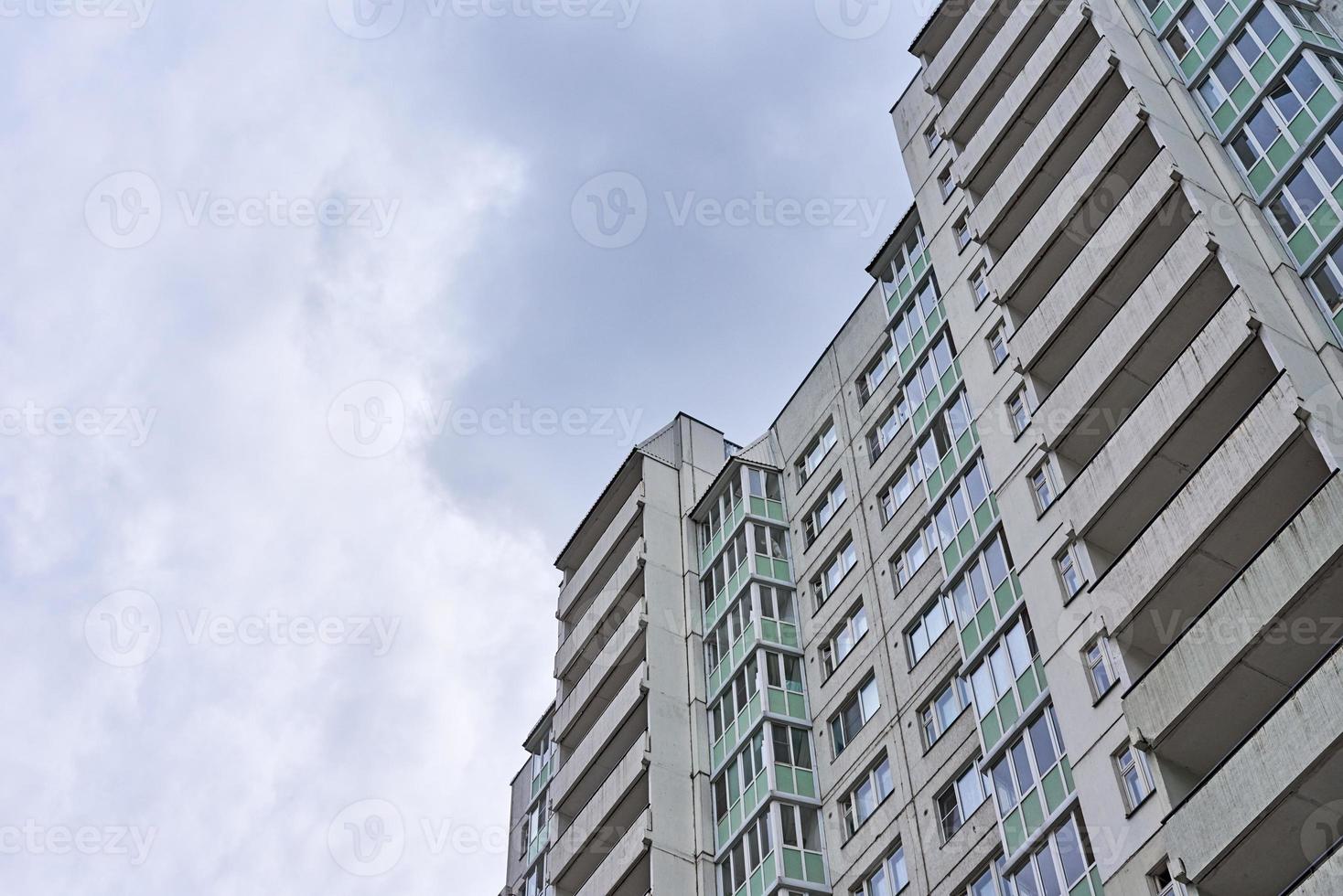 vista do edifício moderno em uma paisagem da cidade foto