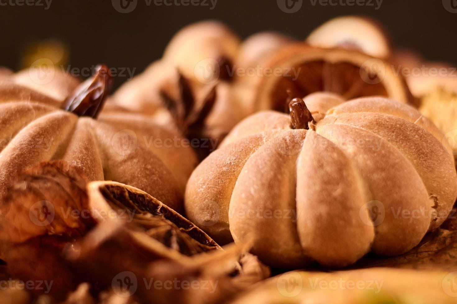 biscoitos caseiros em forma de abóbora em folhas de outono. biscoitos artesanais de halloween em uma mesa, close-up foto