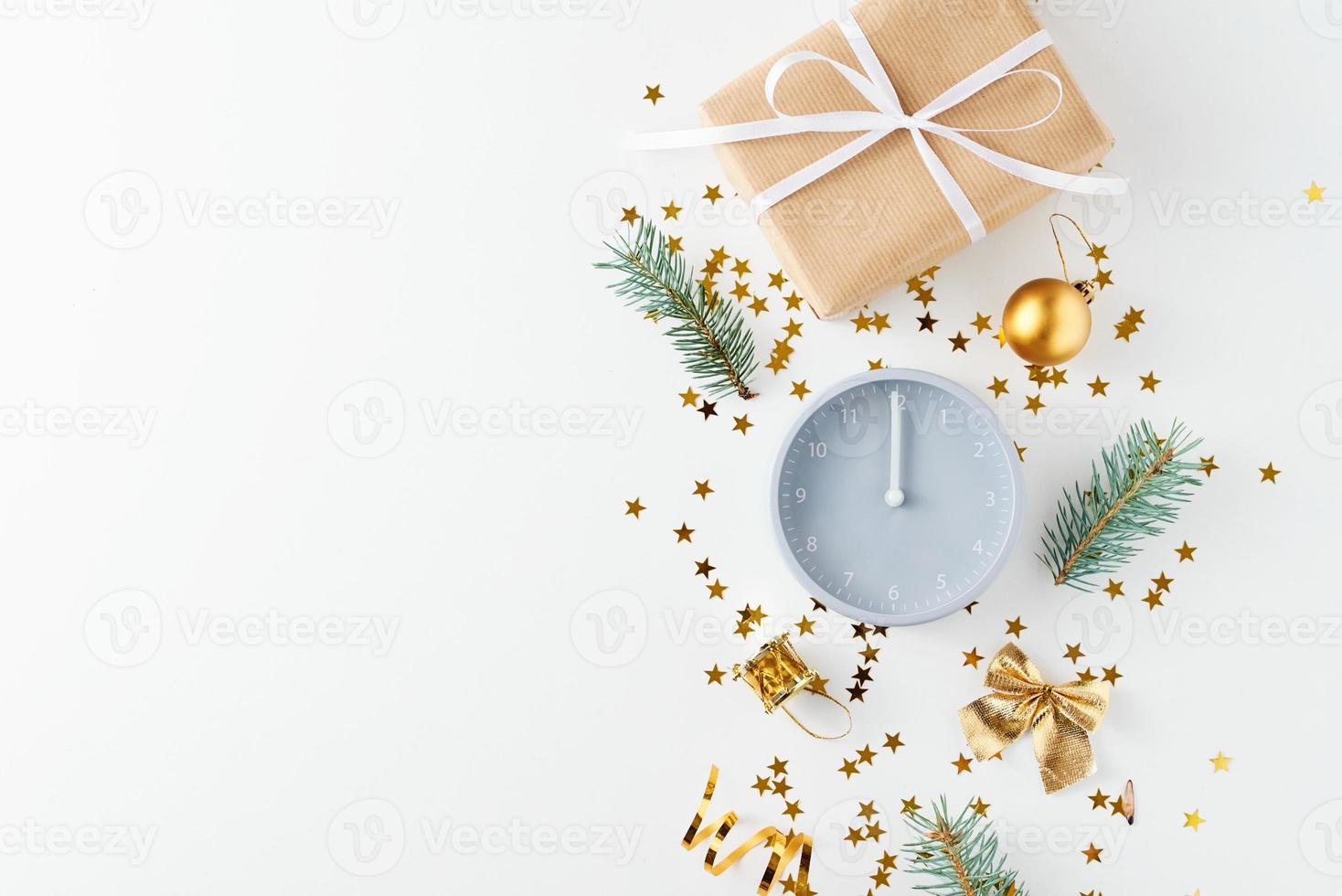 decoração de natal com despertador e presente em fundo branco foto