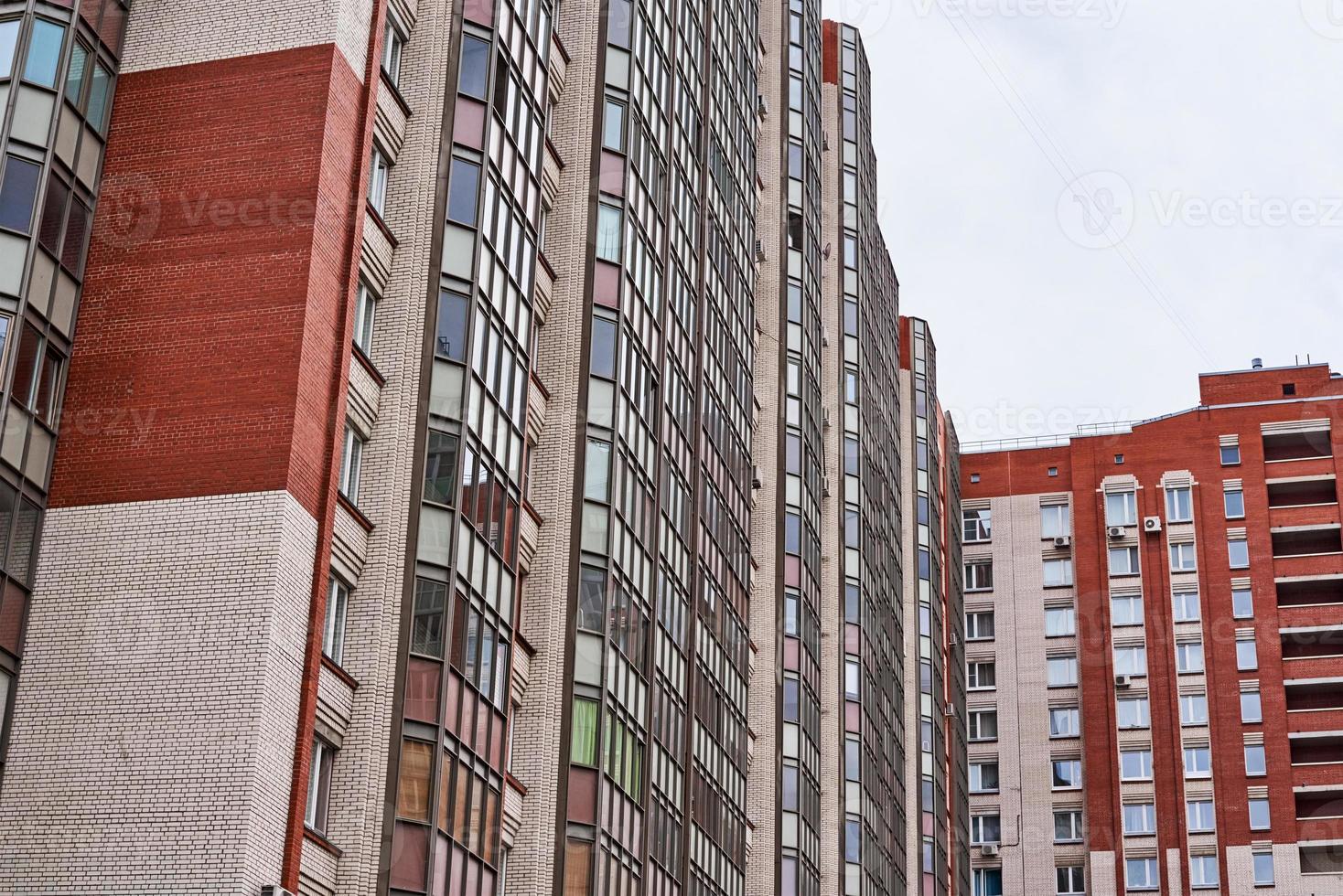 vista do edifício moderno em uma paisagem da cidade foto