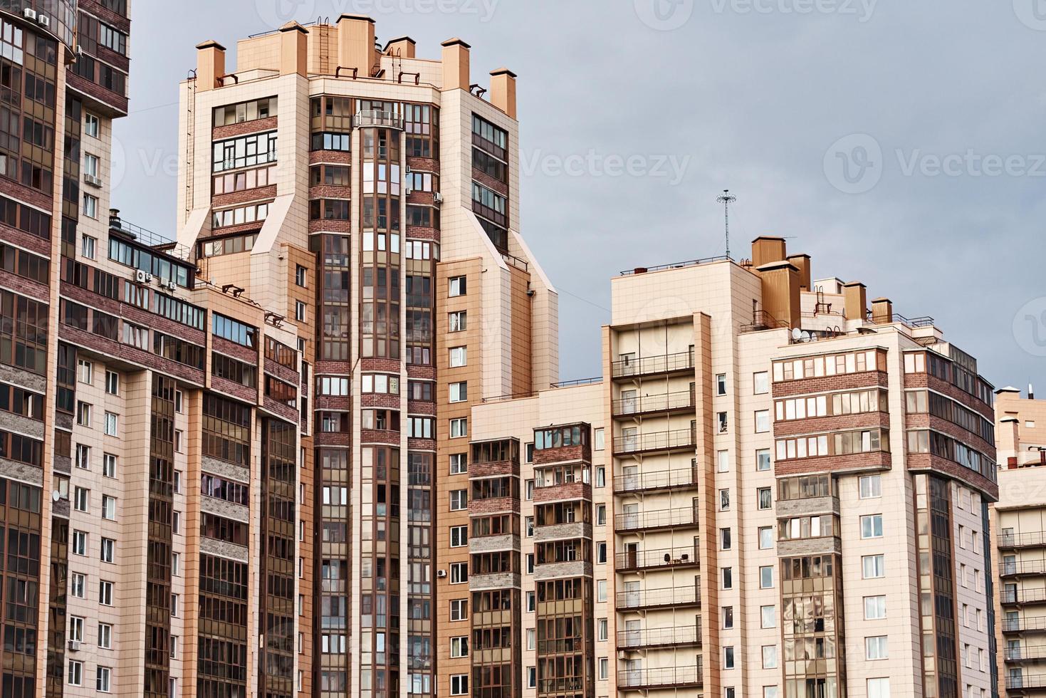 vista do edifício moderno em uma paisagem da cidade foto