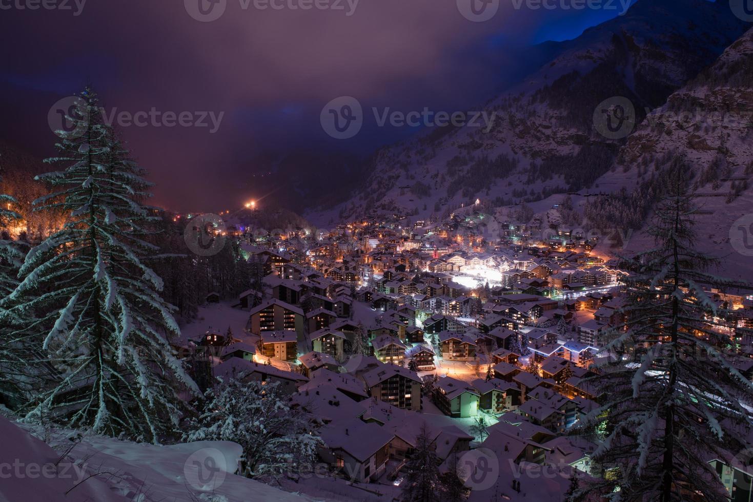 vista aérea no vale de zermatt e pico de matterhorn foto