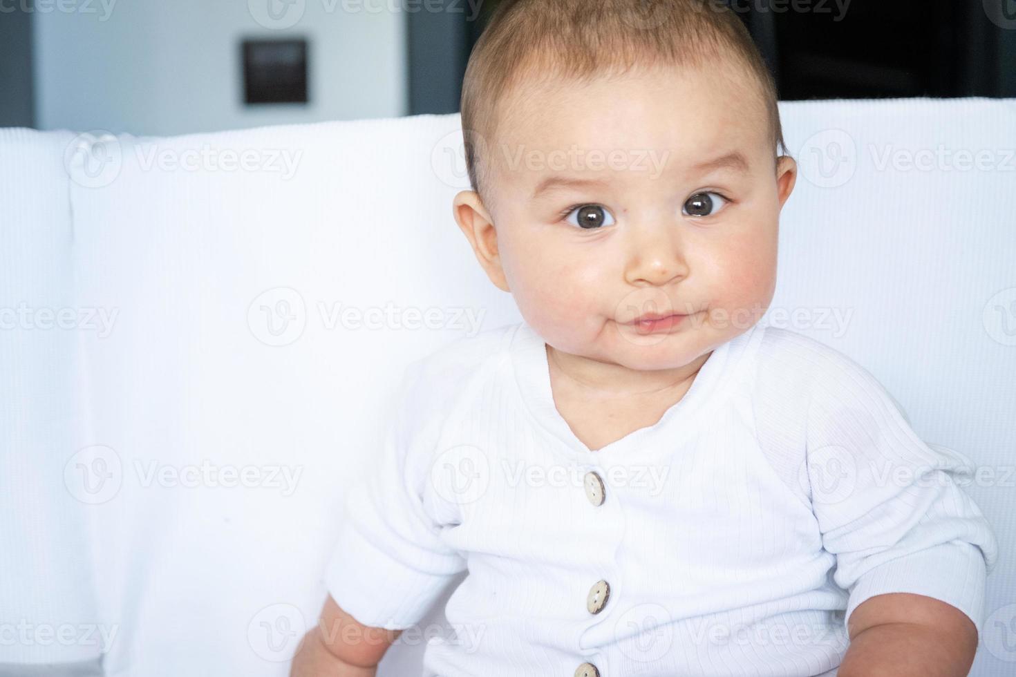 bonito retrato de um bebê em um close-up de berço. uma criança com roupas brancas na cueca branca. ternura e cuidado, os problemas das crianças. foto