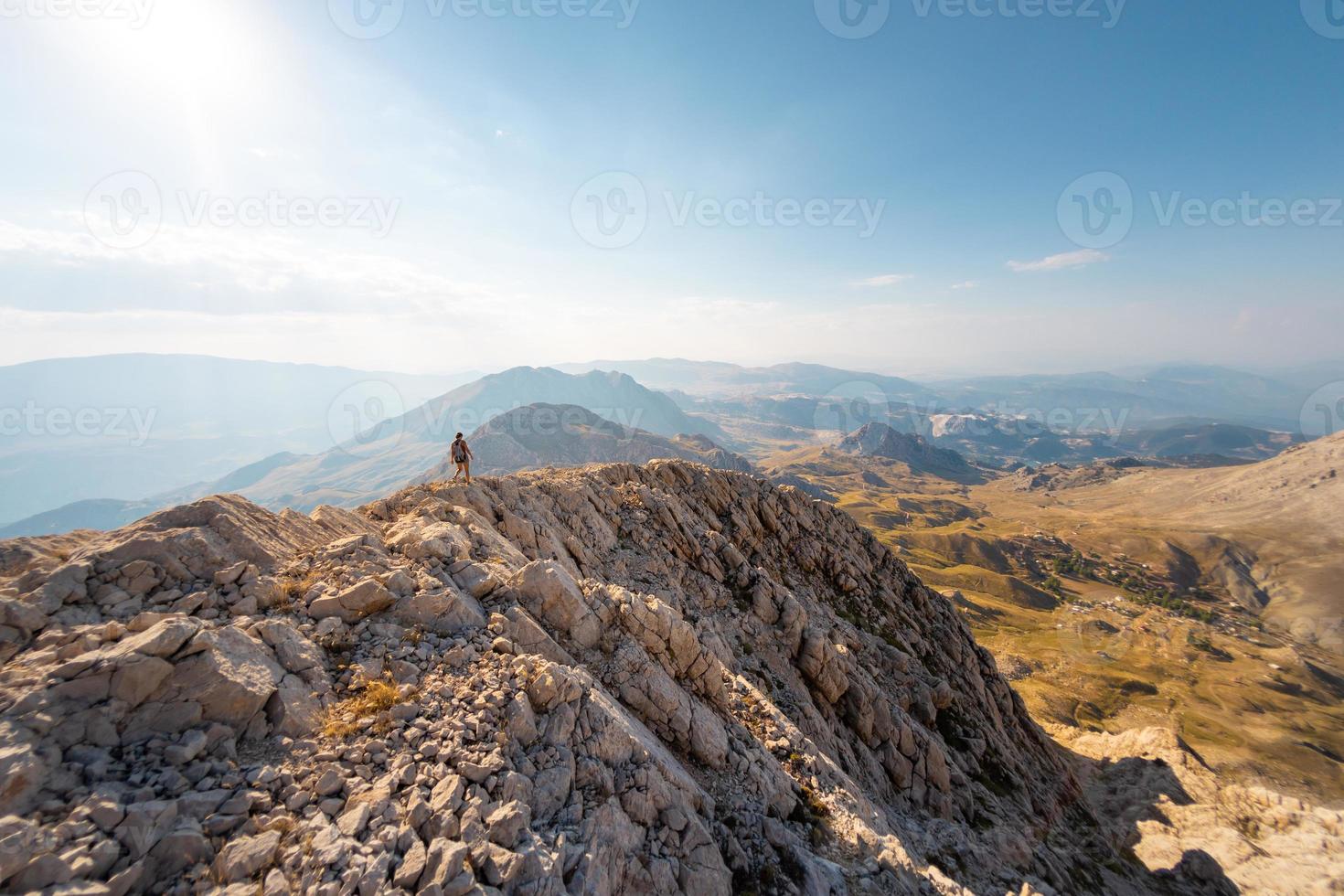 a garota viaja nas montanhas. foto