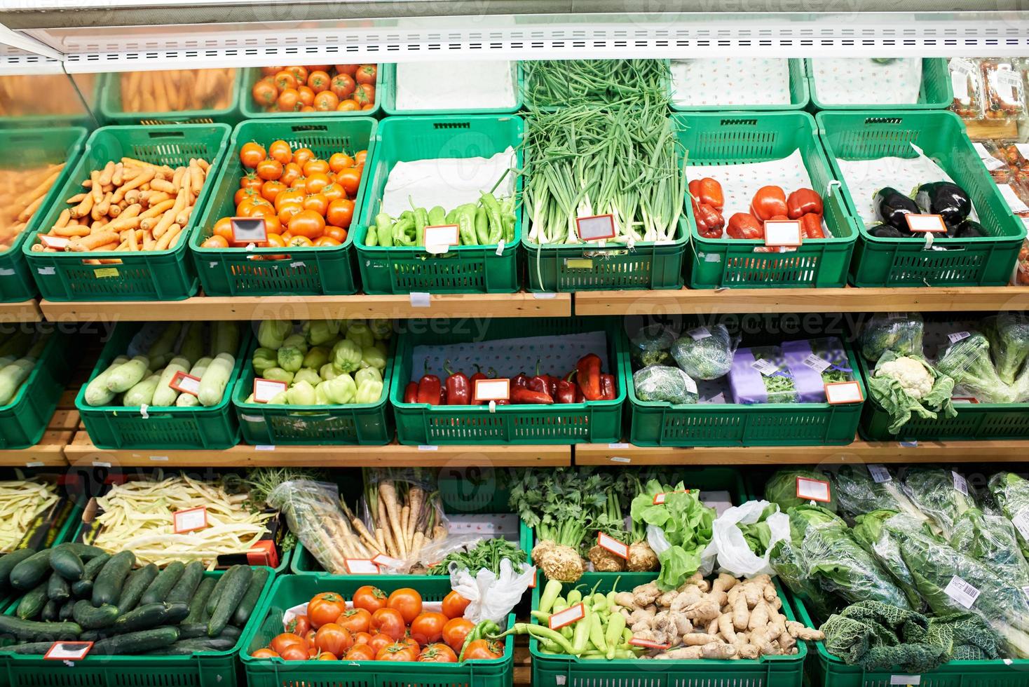 frutas e legumes no mercado foto