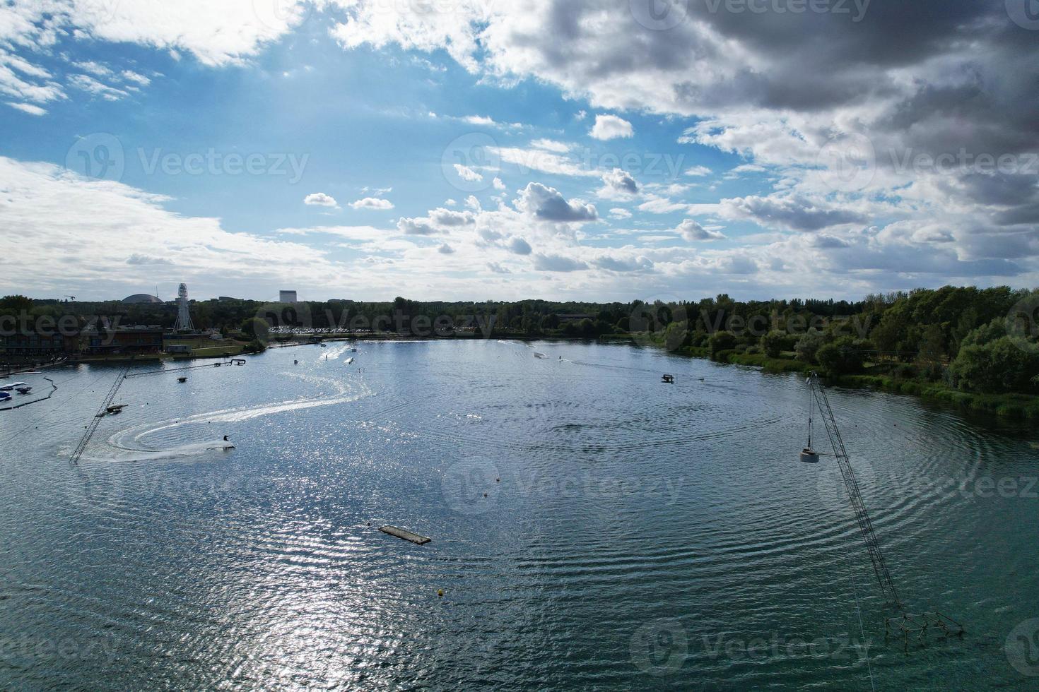 belas imagens da câmera do drone aéreo de willen lake and park, localizado em milton keynes, inglaterra. as pessoas estão desfrutando no lago em um dia quente e ensolarado de verão foto
